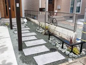 インターロッキングを飛び石状に施工したアプローチ[施工後]