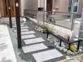 インターロッキングを飛び石状に施工したアプローチ