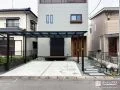 植栽で彩りを足したゆとりある駐車スペースが便利な新築外構工事