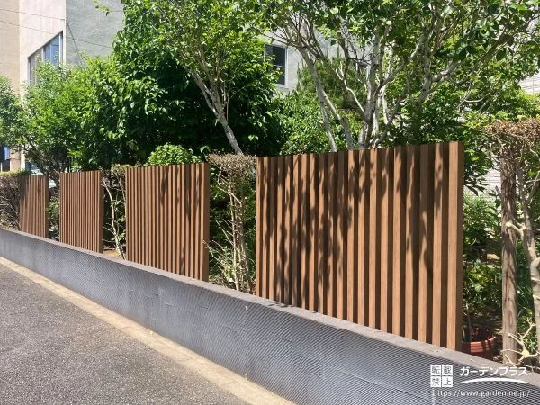 木調の縦格子フェンスで植栽を引き立てる外構リフォーム工事