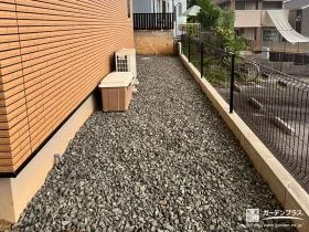 メッシュフェンスで境界を明確化した犬走り[施工後]
