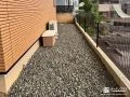 メッシュフェンスで境界を明確化した犬走り