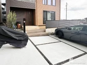 スリット入り駐車スペースで使いやすさを高めた新築外構工事