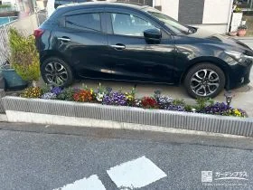 縦ラインの入ったブロックで駐車スペース境界を区切った工事
