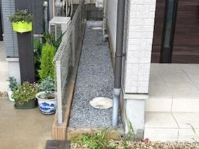 砂利の敷設により日々の草むしりの手間を大きく軽減した工事