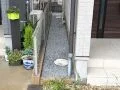 砂利の敷設により日々の草むしりの手間を大きく軽減した工事