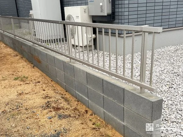 境界フェンスを設置して開放感を保ちつつ空間を区切った工事