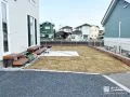 道路からの開放感はそのままに。家族が安心して遊べる天然芝のお庭