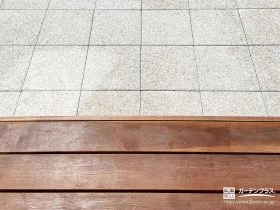 段差をベンチ代わりにも。天然木ステップとテラスで庭時間をもっと身近に[施工後]