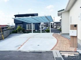 玄関からお庭まで、やさしい素材でつながるナチュラルな新築外構