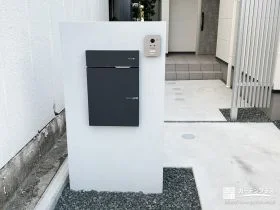 モノトーンカラーがおしゃれな塗装門柱