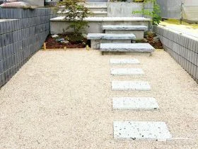飛び石が導く、和モダンな趣を感じるアプローチ
