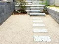 飛び石が導く、和モダンな趣を感じるアプローチ