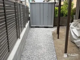 物置と雑草対策で、お手入れしやすい建物まわり[施工後]