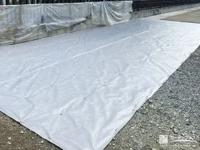 雑草対策の第一歩として防草シートを丁寧に敷設したお庭の工事