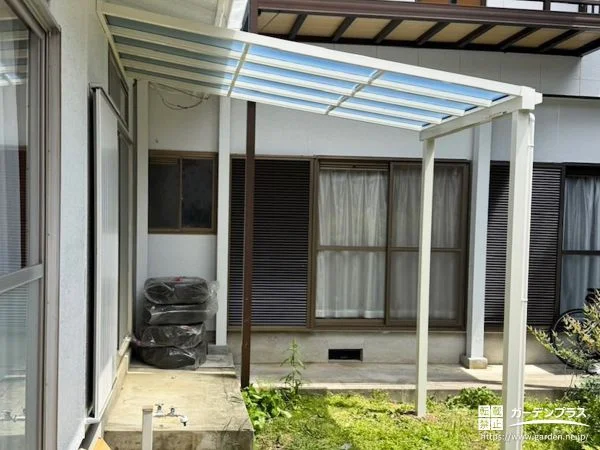 爽やかなホワイトカラーがお住まいになじむテラス屋根設置工事