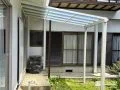 爽やかなホワイトカラーがお住まいになじむテラス屋根設置工事
