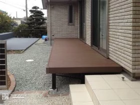 リビングと玄関を繋ぐウッドデッキ取付工事[施工後]