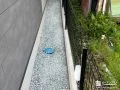 青目砕石の敷設により落ち着いた印象で雑草対策をした工事