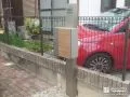 木目調デザインがアクセントとなる機能門柱を設置した工事