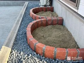 レンガづくりの花壇が彩りを添えるお手入れしやすいお庭工事