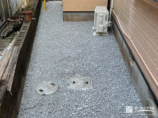 犬走りへの砂利敷設によりモグラ対策と雑草対策をした工事