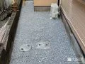 犬走りへの砂利敷設によりモグラ対策と雑草対策をした工事