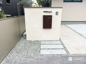 塗り壁門柱とアプローチで、帰るたび心地よい玄関まわりに[施工後]
