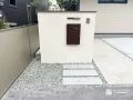 塗り壁門柱とアプローチで、帰るたび心地よい玄関まわりに