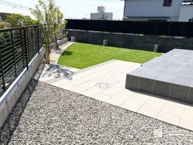 人工芝と植栽で、一年中楽しめるナチュラルガーデン[施工後]