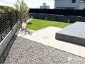 人工芝と植栽で、一年中楽しめるナチュラルガーデン