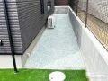 見えない場所こそ快適に、犬走りも雑草対策