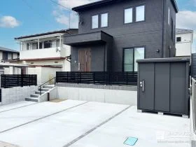 高低差を活かし、暮らしやすさまで考えた統一感のある新築外構