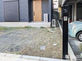 玄関前をすっきり演出するスリムなポール状の機能門柱の設置工事