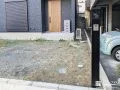 玄関前をすっきり演出するスリムなポール状の機能門柱の設置工事