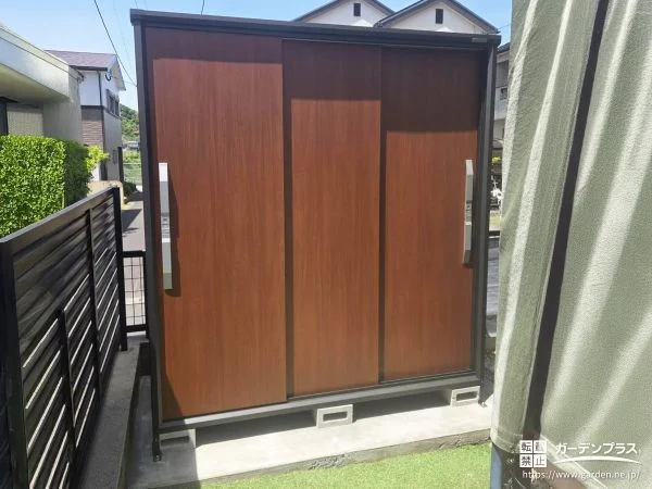 収納力とデザイン性を兼ね備えた木目調が美しい物置設置工事