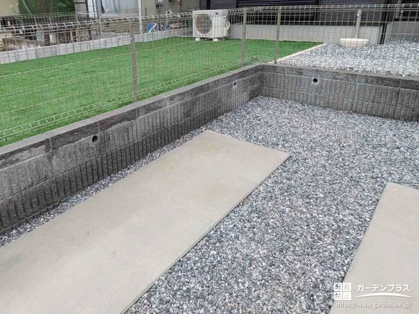 敷地をゆるやかに区切るメッシュタイプの境界フェンス設置工事
