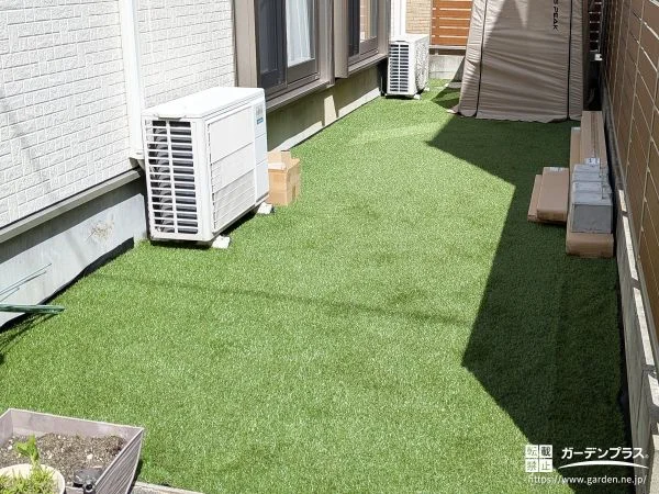 雑草対策と景観を両立する防草シートと人工芝を敷設したお庭工事