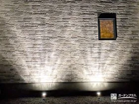 夜のお住まいを美しくライトアップするガーデンライト工事