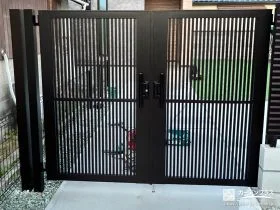 お庭境界の門扉と角柱[施工後]