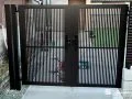 お庭境界の門扉と角柱