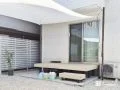 夏の強い日差しを軽やかに和らげるシェード柱を設置した工事