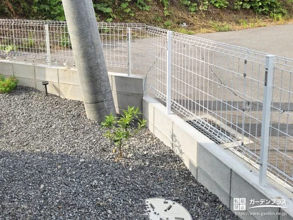 No.29900 お住まいにマッチする軽やかなホワイトのメッシュフェンス工事[施工後]