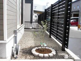 可愛らしい花壇がポイントの前庭[施工後]