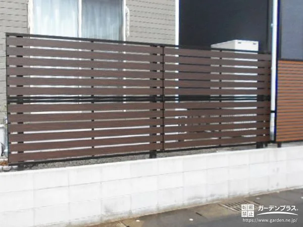 木目調のナチュラルな目隠しフェンスとピンコロ石の花壇工事