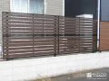 木目調のナチュラルな目隠しフェンスとピンコロ石の花壇工事