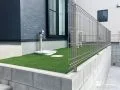 人工芝と砂利の敷設によりお手入れの手間を軽減したお庭工事