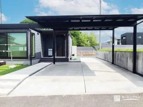 ブラックポリカが映える、スタイリッシュな駐車スペース工事