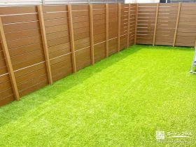 お庭内の景観もおしゃれにしてくれる木目調フェンス