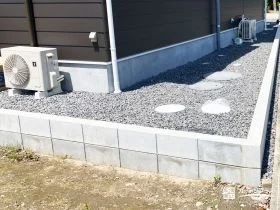 メンテナンスしやすく雑草対策した建物まわり